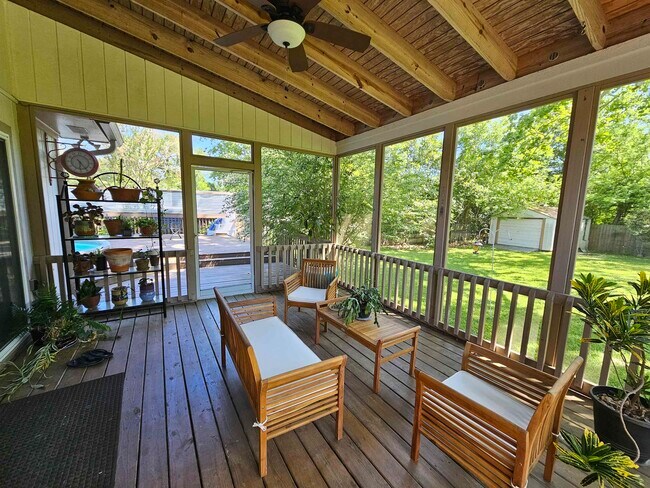 Foto del edificio - 2517 Clara Kee Blvd