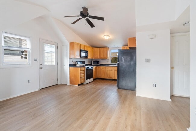 Building Photo - 689 2nd St