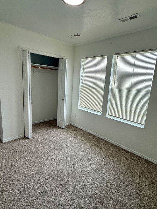 Foto del edificio - Wonderful three bedroom, 2 bath, home available now.  Pets allowed.