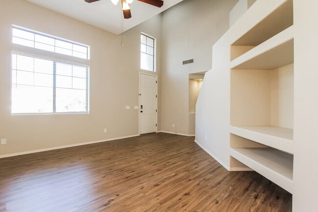 Building Photo - 14289 W Lexington Ave