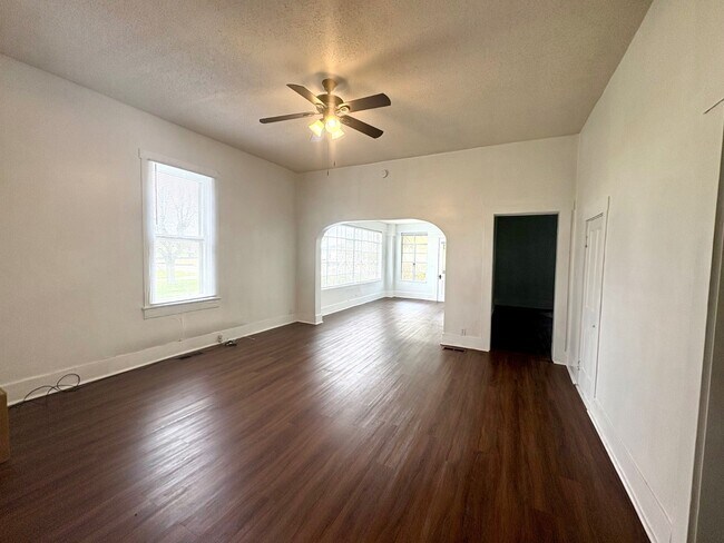 Foto del edificio - 595 N Washington St