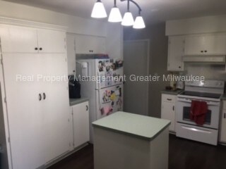 Foto del edificio - Great Three Bedroom in a Four Family Building