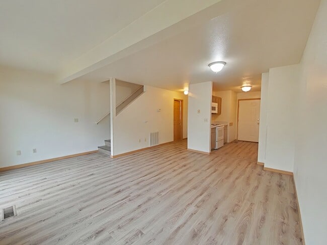 Building Photo - Beautiful 3 Bedroom 1.5 bath with attached...