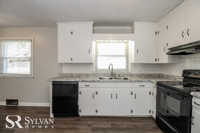 Foto del edificio - Come view this cute 2BR 1BA brick home