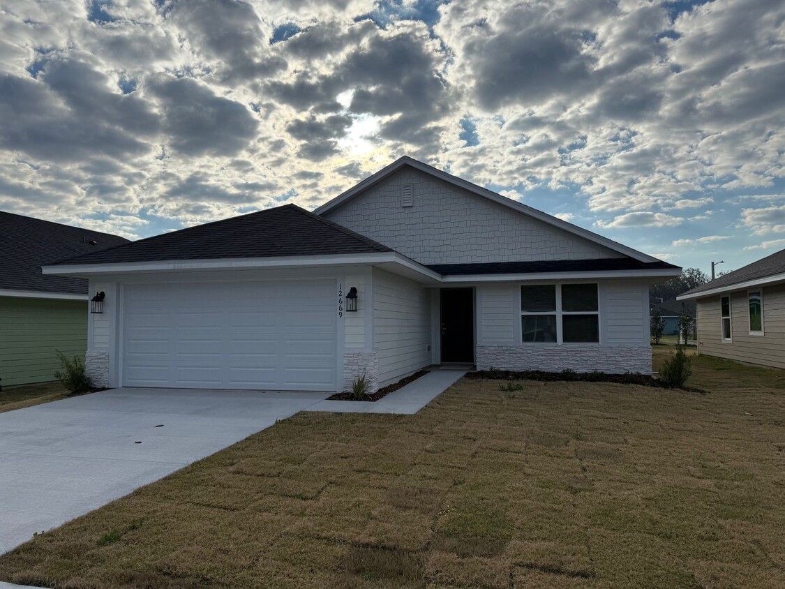 Primary Photo - 3 Bedroom 2 Bath In Savannah Station