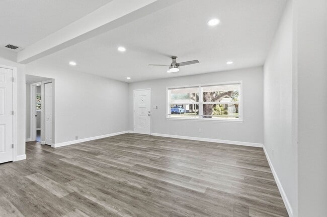 Building Photo - Beautiful Home in Largo - Spacious Backyard and Move-in ready! 3bed|2bath