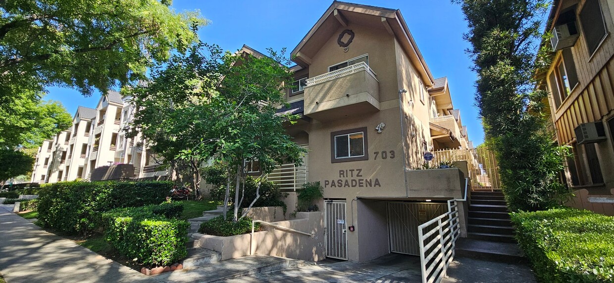 Primary Photo - Charming 3-Bedroom Townhome in Prime Pasad...