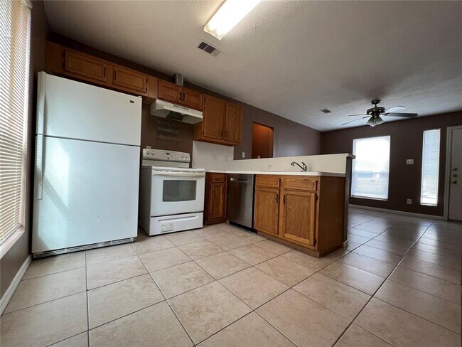 Foto del edificio - 3-Bedroom, 2-Bathroom Duplex in A Convenie...