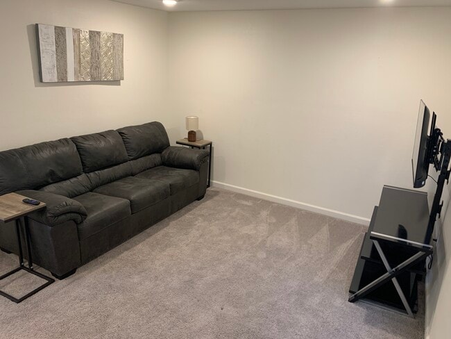 Laurel Lane - Laurel Lane Apartment