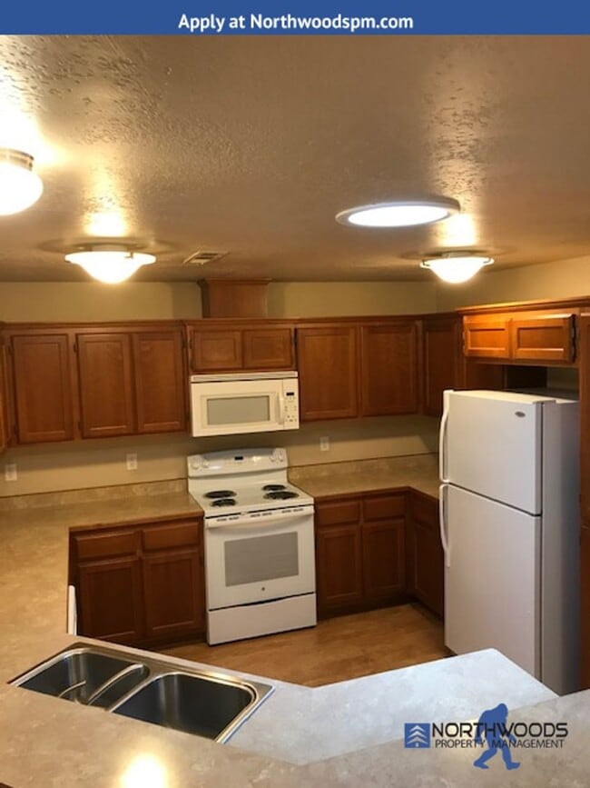 Building Photo - 55+ Community  2 Bedrooms, 2 Bath Beautifu...
