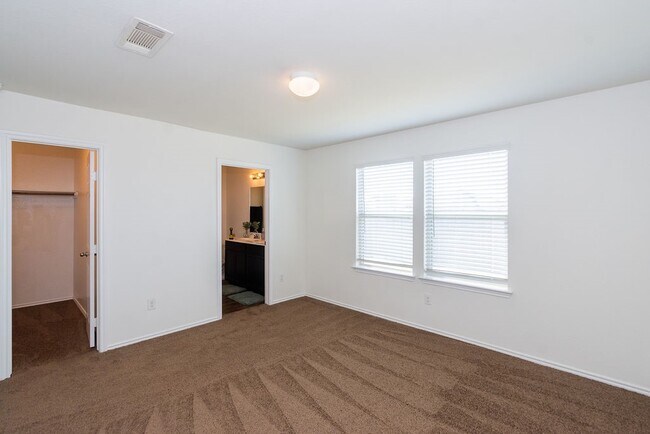 Building Photo - 2622 Summer Ln