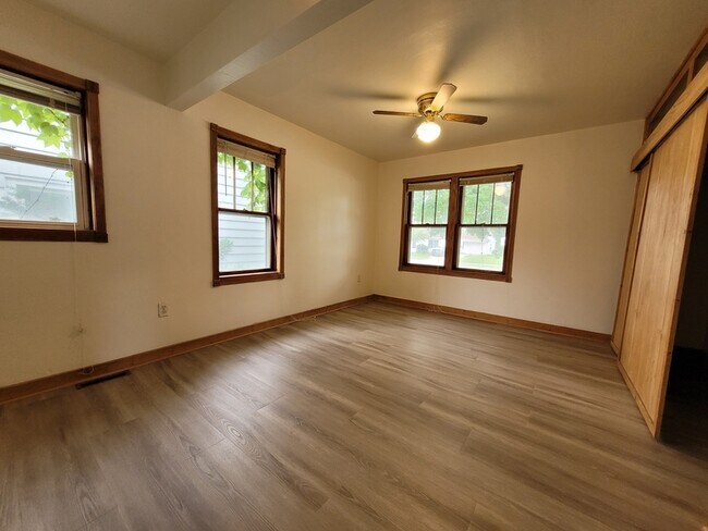 Foto del edificio - 1858 Deckner Ave