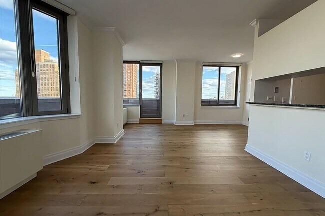 Building Photo - 400 E 90th St