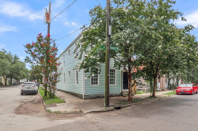 Building Photo - 1 Bedroom 1 Bath Condo in Radcliffeborough...