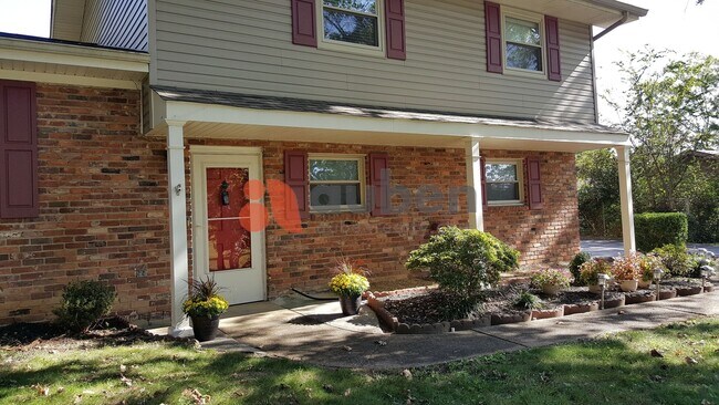 Foto del edificio - Updated 3BR Home with Garage, Deck & Private Fenced Yard