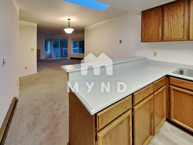 Building Photo - 4214 W Lake Sammamish Pkwy NE APT 306