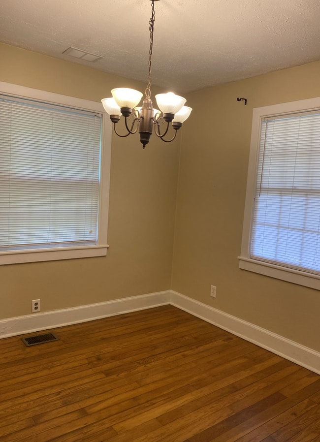 Building Photo - 3Bed/1Bath House Downtown for August 2026!