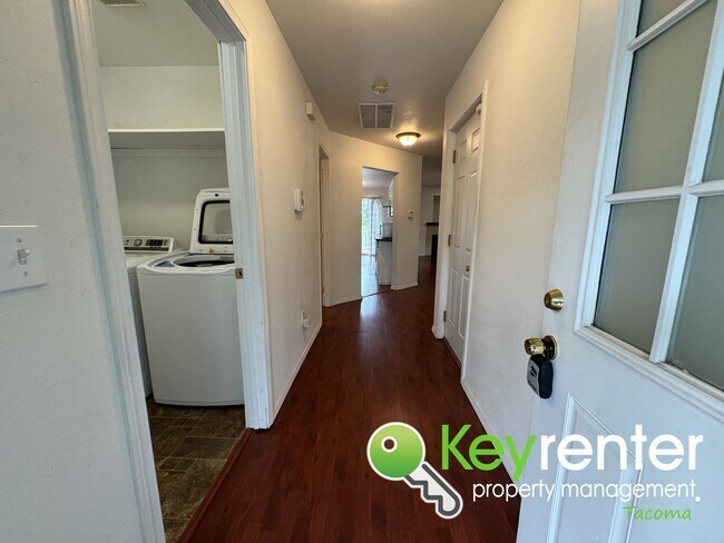 Building Photo - Incredible 3Bed/2.5Bath Pacific Home!