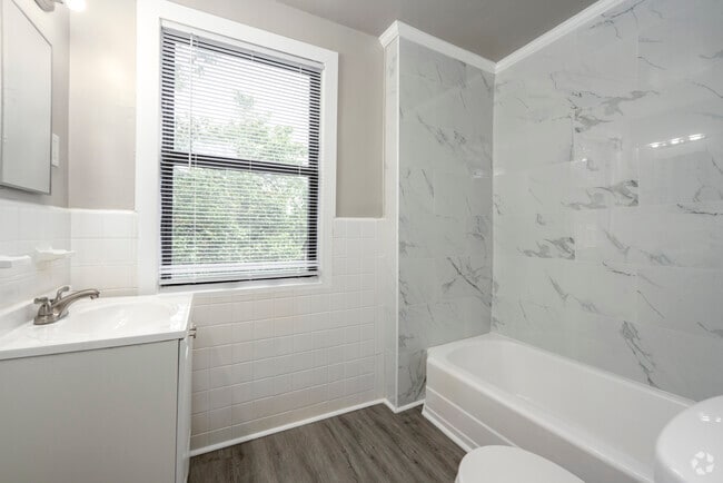 1 habitación, 1 baño – 594 pies cuadrados - Baño - Capitol Square Apartments