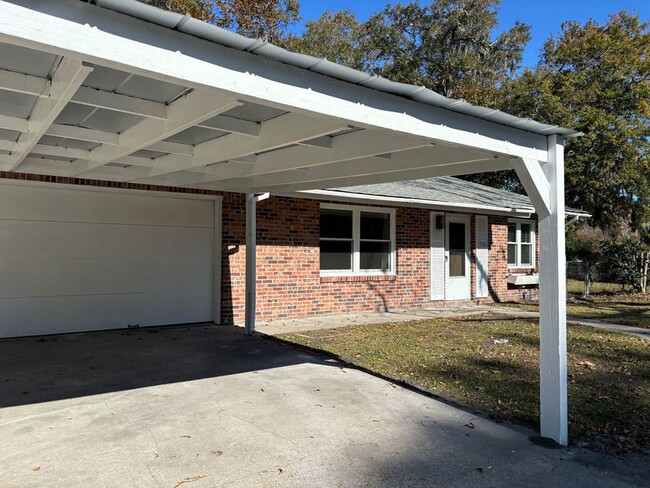 Building Photo - FULLY RENOVATED! 4BR/2BA Home Available No...