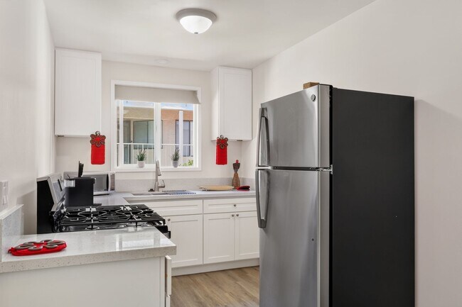 Foto del edificio - Charming 1 Bedroom Condo Just Blocks from the Beach!