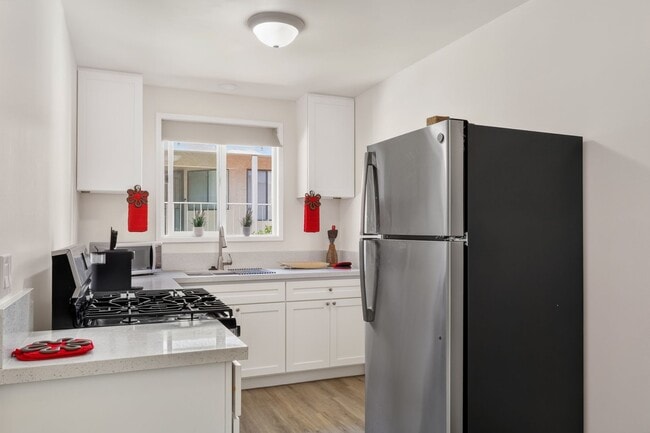 Building Photo - Charming 1 Bedroom Condo Just Blocks from the Beach!