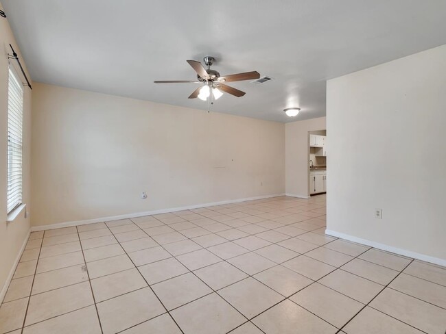 Foto del edificio - 2221 Timberwood Cir N