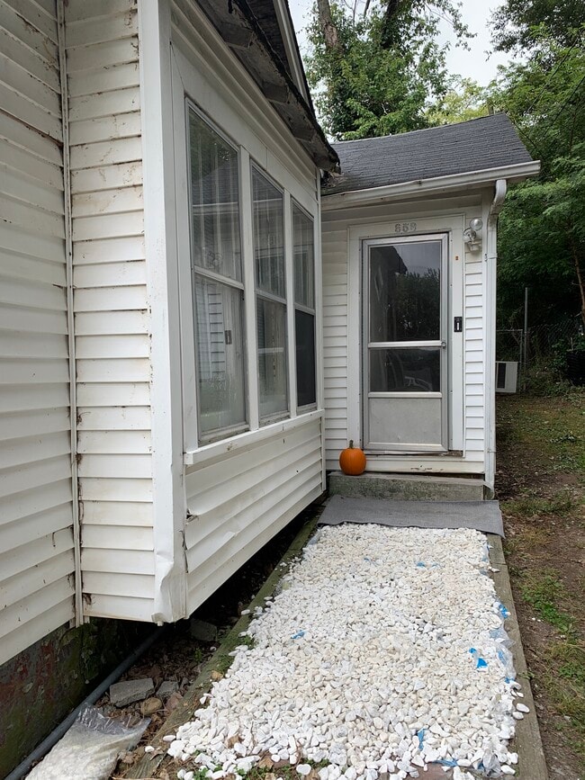 Building Photo - 858 Gracey Ave