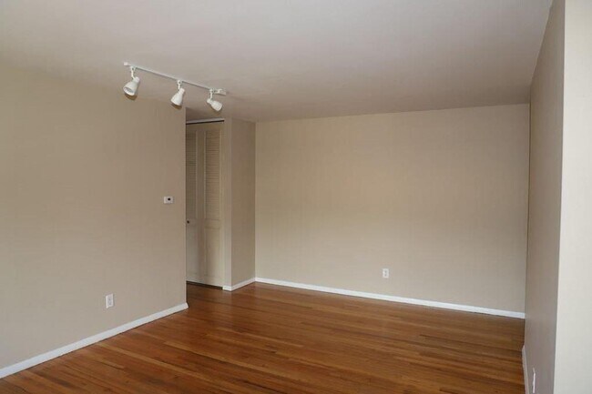 Foto del edificio - 329 Regency Park Dr