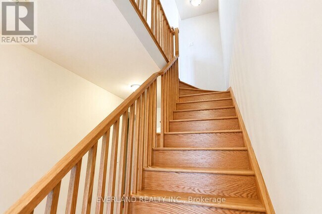 Photo du bâtiment - 1667 Bur Oak Ave