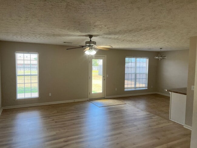 Foto del edificio - Charming 3 Bed 2 Bath Home
