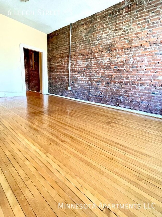 Building Photo - Spacious Loft Style Studio!