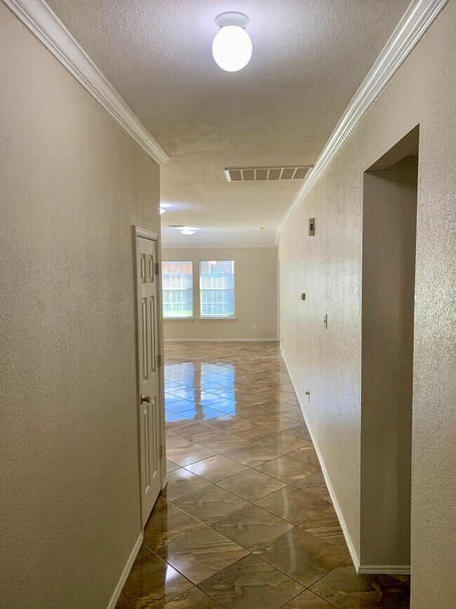 Foto del edificio - 6019 Fallmont Dr