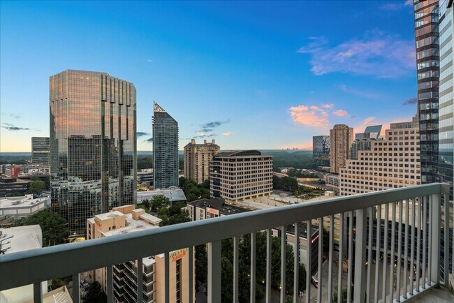 Foto del edificio - Gorgeous Two Bedroom Condo with Stunning Views of Buckhead!