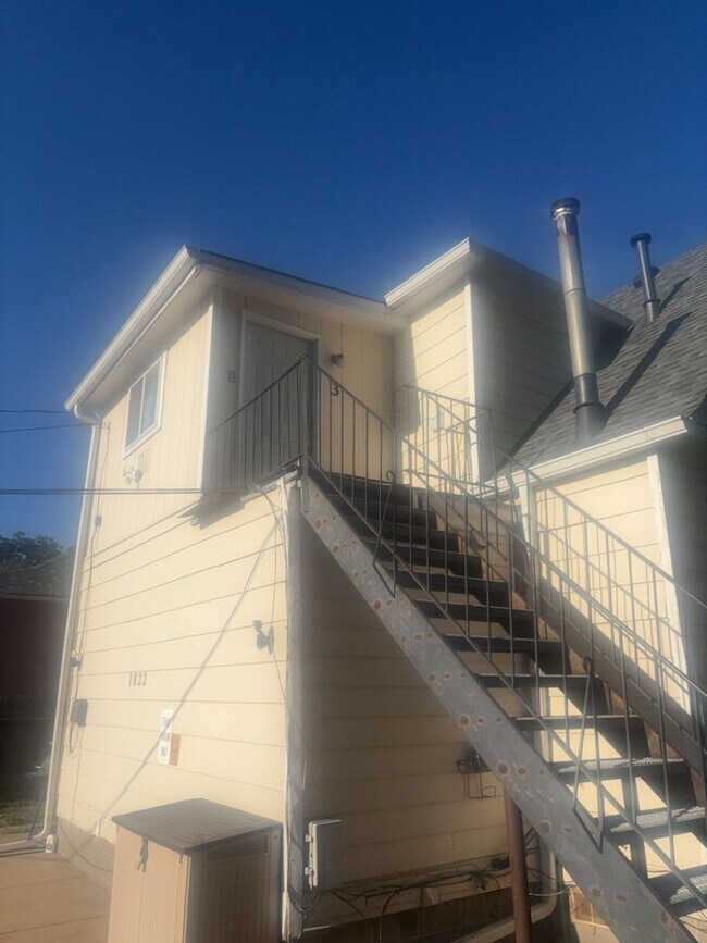 Building Photo - 2 Bed / 1 Bath Top-Floor Apartment – Acros...