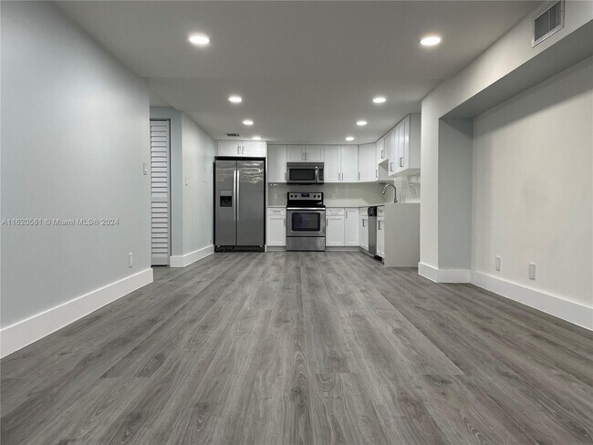 Building Photo - 4725 SW 62nd Ave