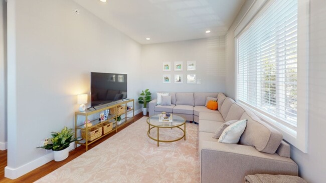Building Photo - 4BR/4BA Townhome in the Heart of Fort Sand...