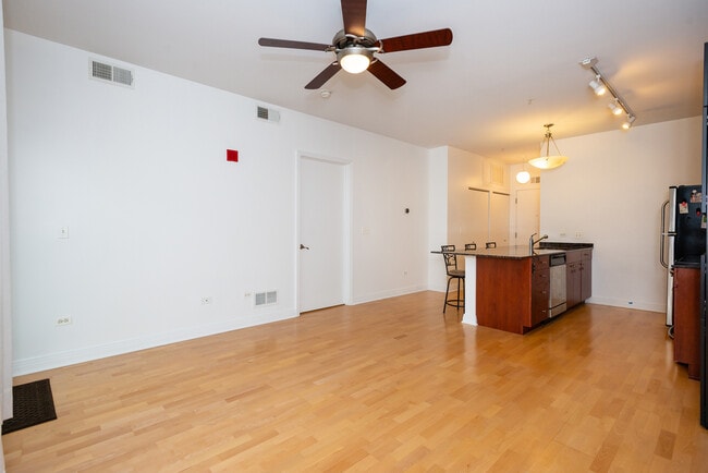 Building Photo - 565 W Quincy St