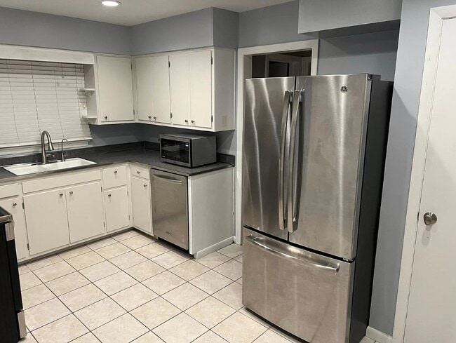 Building Photo - 1120 Ivy Ln