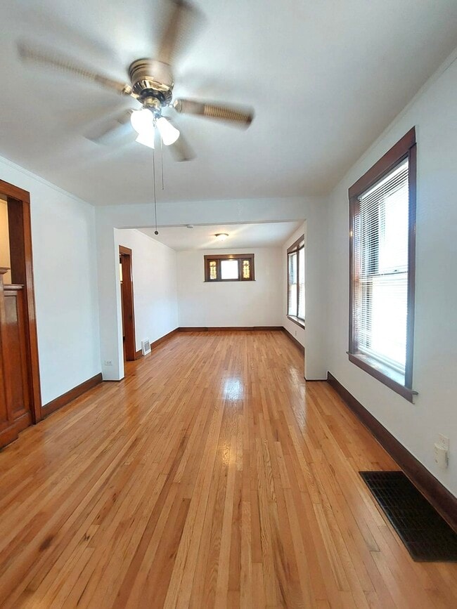 Building Photo - 4038 W Dickens Ave
