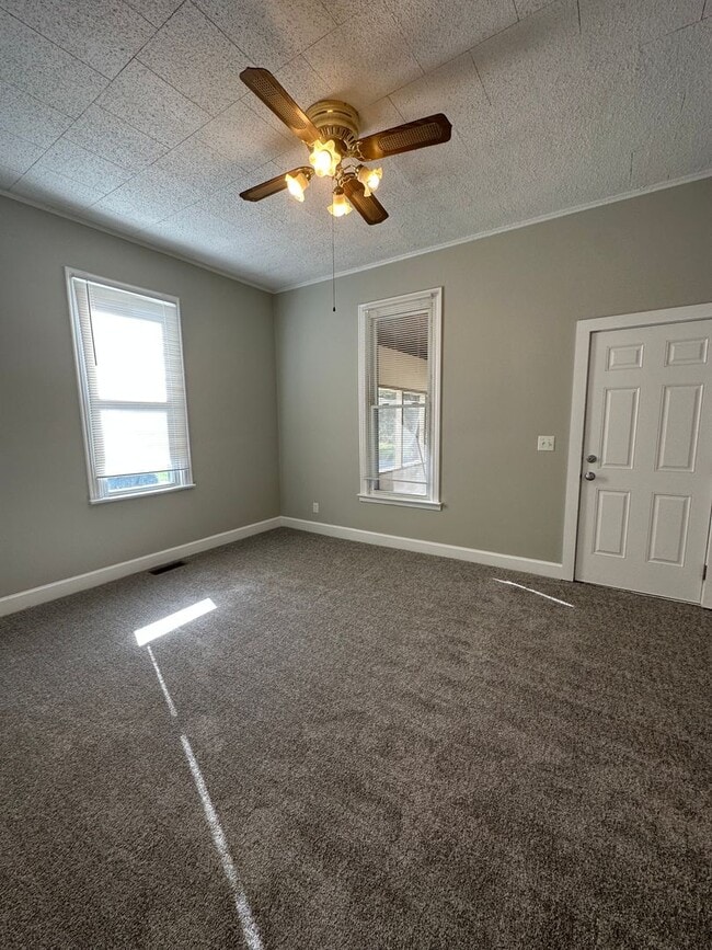 Building Photo - 3 Bedroom Single Family Home Available in August