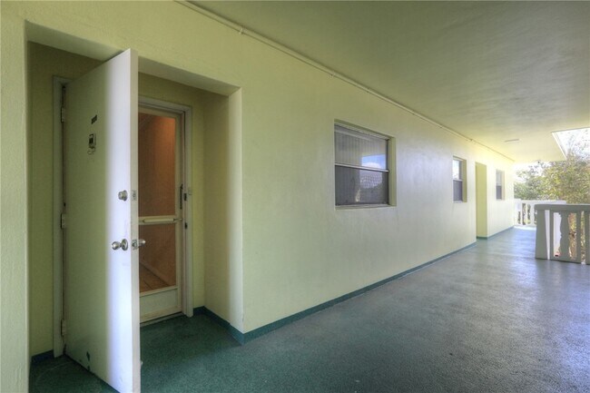 Foto del edificio - 1100 Ponce De Leon Cir