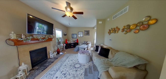 Foto del edificio - 3D Tour Available - Gorgeous East-Side Home + 2 Car Garage + Fenced-in Backyard! Available July 3rd!