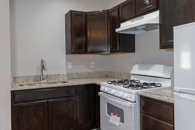 Building Photo - Central 2 Bedroom 2 Bath