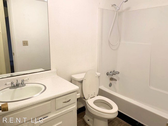 Foto del edificio - 2 br, 1 bath Apartment - 3362-3368 S 200 E