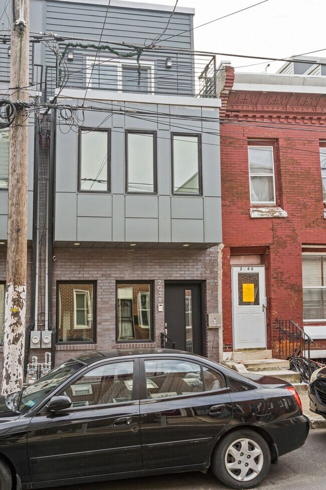 Foto del edificio - Gorgeous and Modern 4 Bed. 3 Bath Graduate...