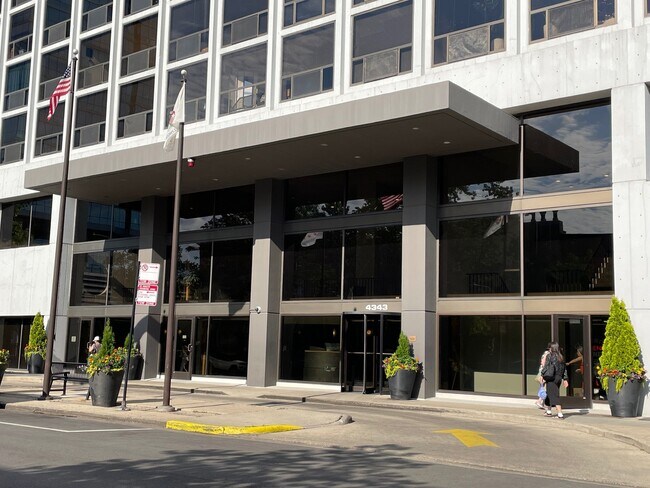 Building Photo - 4343 N Clarendon Ave