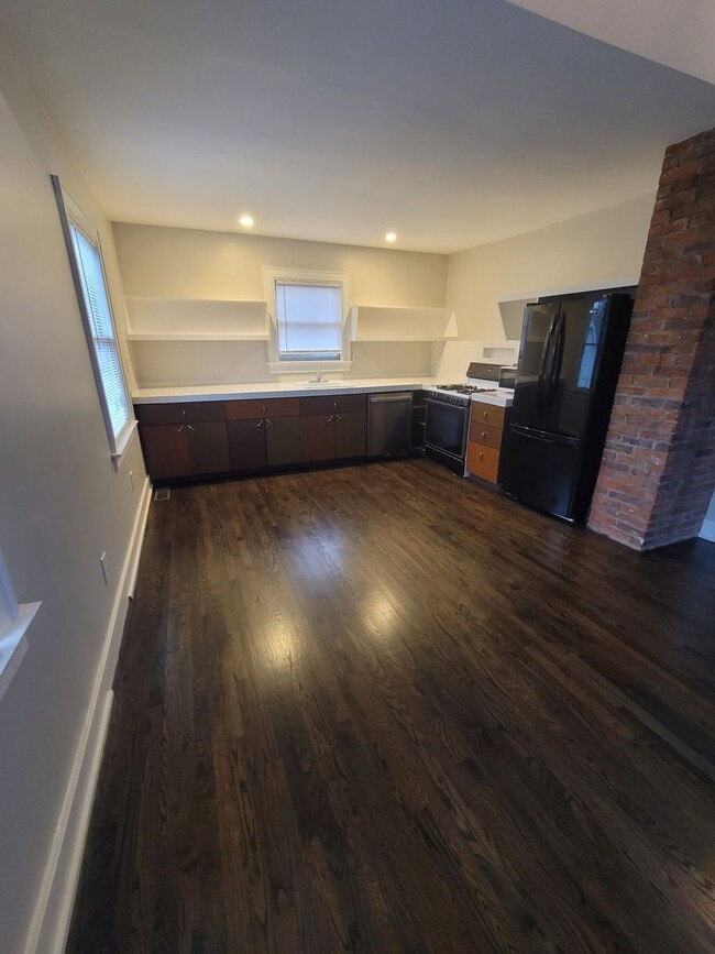 Building Photo - S305-2