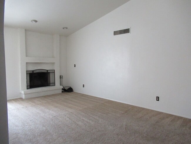 Foto del edificio - Spacious 4 Bedroom Home in Convenient Mesa...