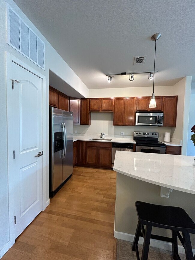 Building Photo - One Bedroom Condo Available For Rent at Va...